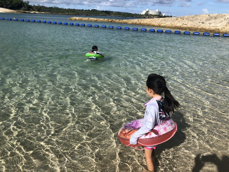 海で遊ぶ子ども